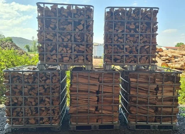 bois de chauffage châtaignier bien sec,1m Pour foyer fermé.50€ le stère. Possibilité de livraison avec un supplément de prix en fonction du kilométrage. Où a prendre sur place accès facile.