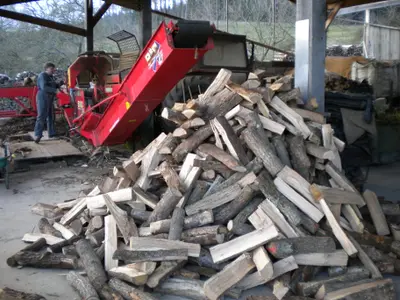 bois de chauffage sur place chêne/ hêtre livraison en supplément et quantité à définir selon distance de livraison.