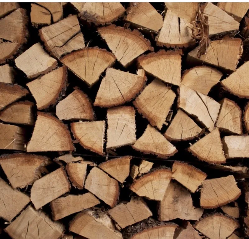 Bois de chauffage de qualité, sélectionné avec soin pour assurer une bonne performance de chauffe. 🌳🪵  Plusieurs essences et longueurs disponibles selon vos besoins.