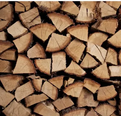 Bois de chauffage de qualité, sélectionné avec soin pour assurer une bonne performance de chauffe. 🌳🪵  Plusieurs essences et longueurs disponibles selon vos besoins.
